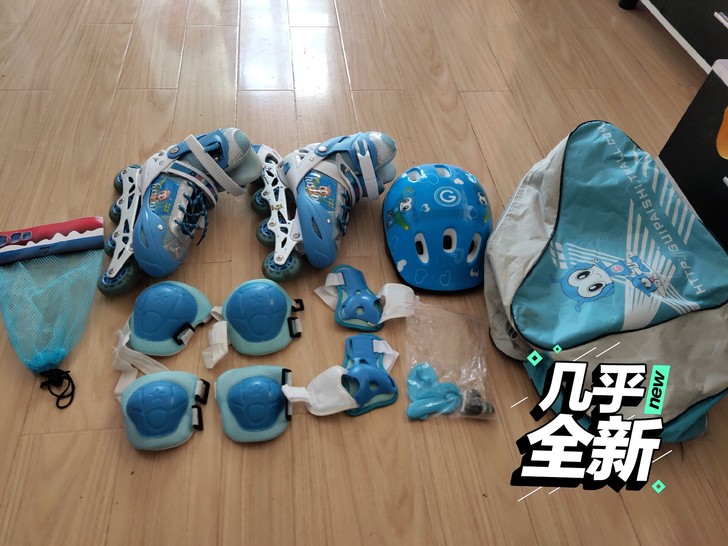 几乎全新，就穿了两三次没学会，轮子带闪光，...