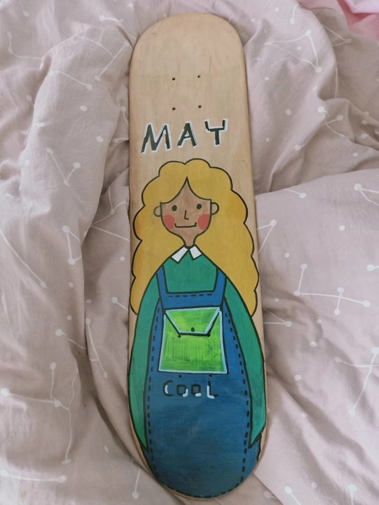 滑板板面共4张，图案自己涂鸦的