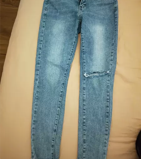 裂裳 浅蓝色铅笔裤牛仔裤m 码,几乎全新的...