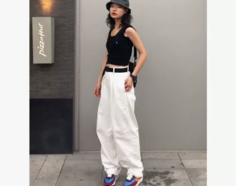 白色休闲直筒牛仔裤 感兴趣的话点“我想要”...