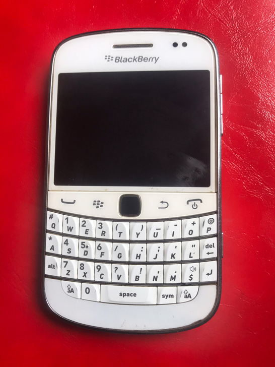 黑莓手机，成色如图，充不进电，有磕碰，懂玩...