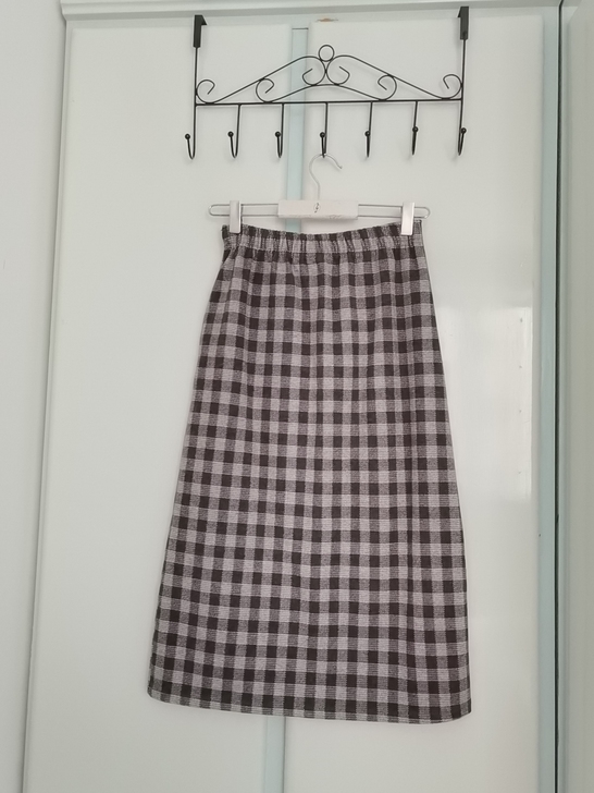 一步裙,灯芯绒面料比较厚实,冬天穿很舒服,