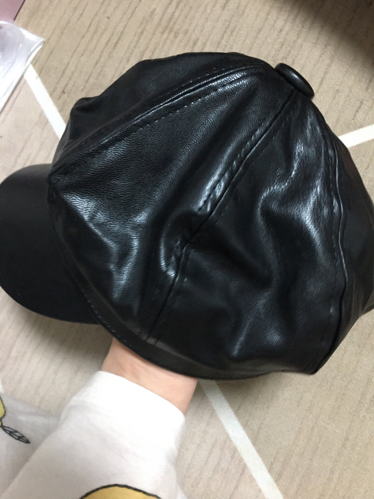 去年线下实体店买的，黑色皮质贝类帽，我戴着...