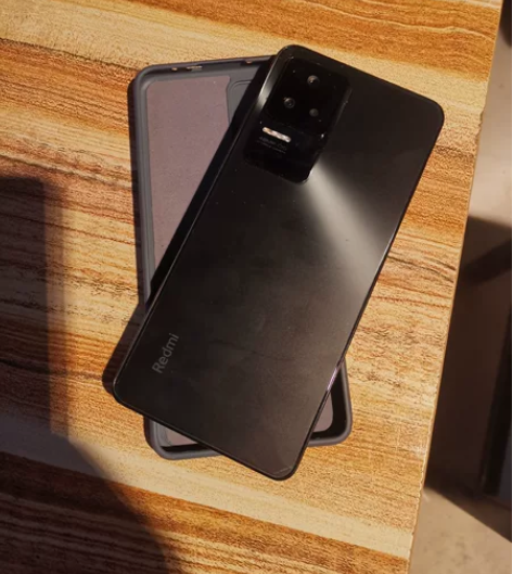 红米K40S，原厂膜还在，贴了背膜，轻微使...