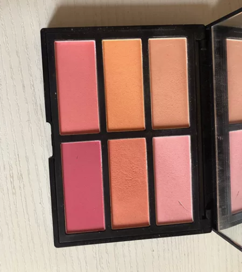 红与黑腮红盘九成新 感兴趣的话点“我想要”...