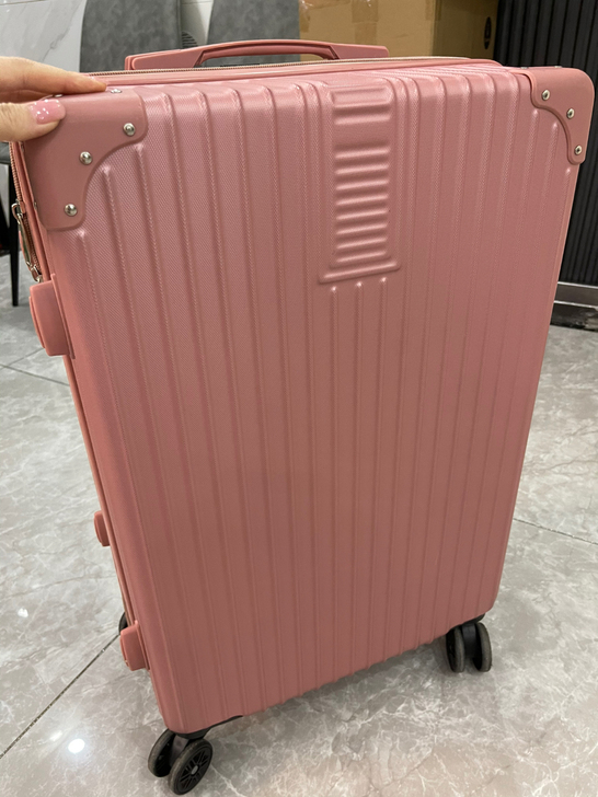 几乎全新闲置行李箱。 玫瑰金色。 拉链款。...