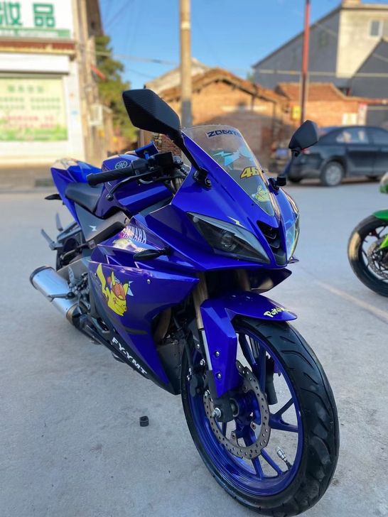 雅马哈飞鹰R25。水冷电喷 2020年车子