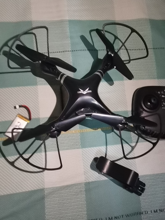 小型无人机，六成新，机翼护架六个，遥控器一...