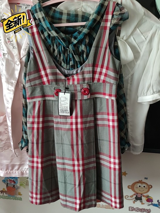 纳纹背带裙,全新,带吊牌,160码,低价处...