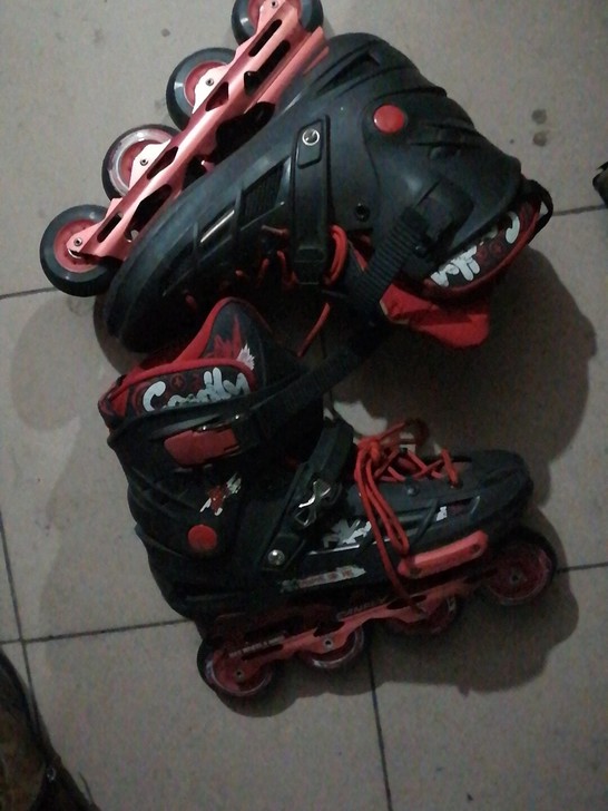 旱冰鞋，43码，九九新，没用几次，