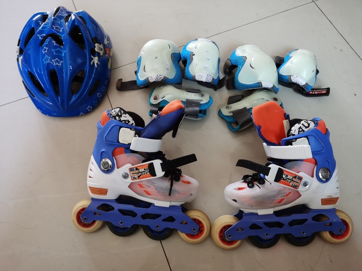 佰德牌儿童轮滑鞋，鞋号30-33可调节，带...