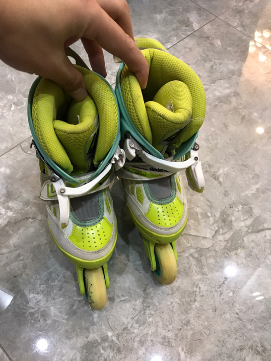 男女孩通用轮滑鞋，25到29码，大约3岁到...