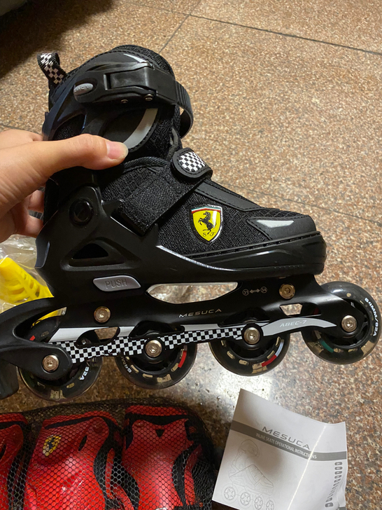 儿童溜冰鞋全新，法拉利正品，没有用上，码号...