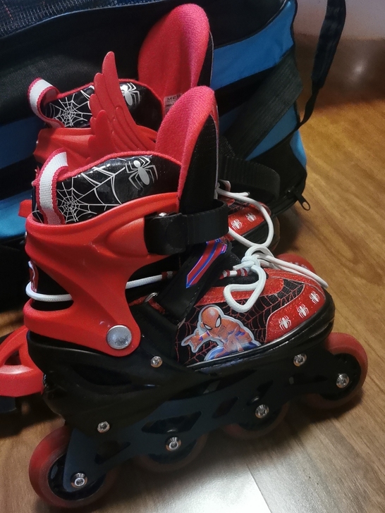 轮滑鞋，22-24.5码，送全套护具，背包