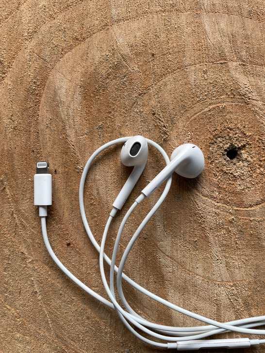 自用原装耳机线,几乎不用,有蓝牙耳机,不用...