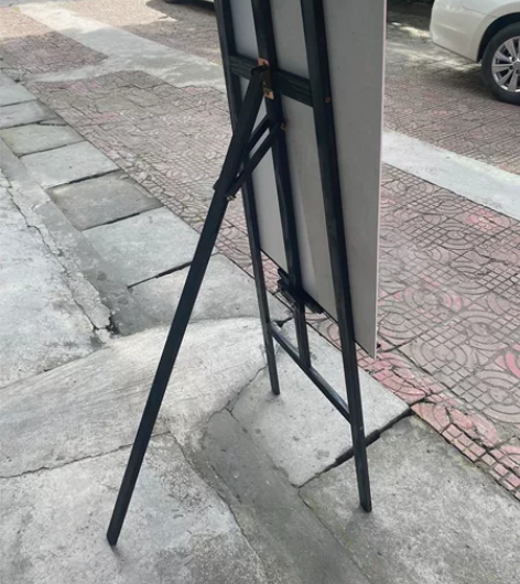 有一批画架，黑色，黑色不是很均匀，但整体不...