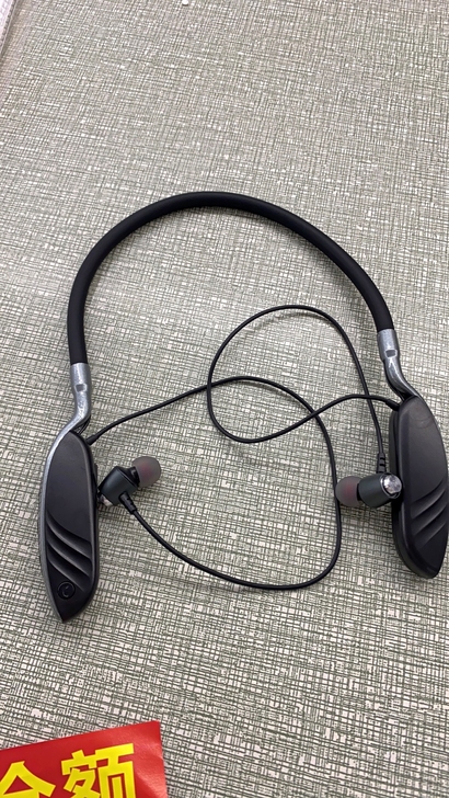 实体店倒闭亏本处理挂脖式运动蓝牙双耳机挂颈...