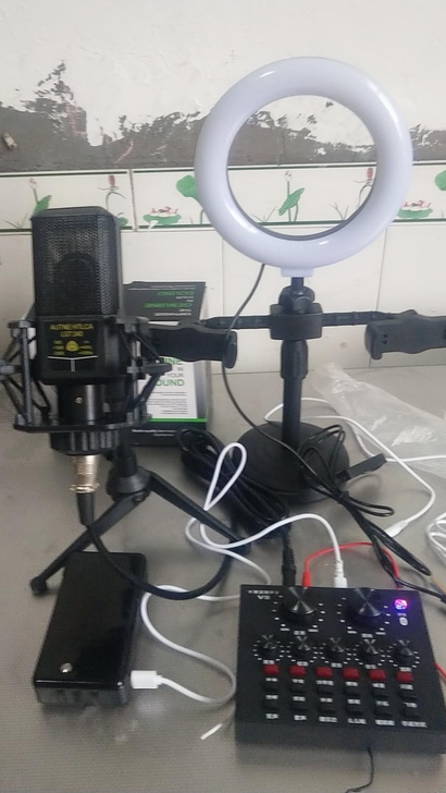 V8声卡全新包邮,一套啥都有,里边有声卡,...