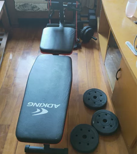 仰卧板加哑铃，8成新 感兴趣的话点“我想要...