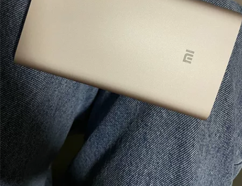 小米充电宝 10000毫安 边有点翘了，充...