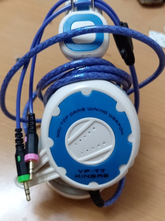 耳机包海绵的耳麦有点掉皮，不影响使用