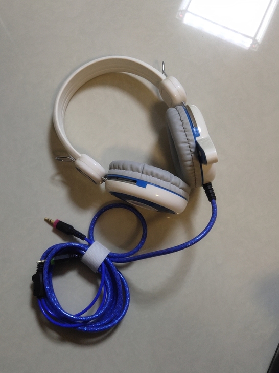 电脑耳麦，一次没用，一直闲置了。不讲价，自...