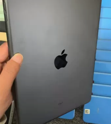iPad7，嘎嘎新，王者吃鸡啥的拿，看电视...