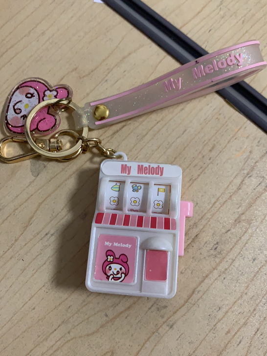 名创优品 美乐蒂 贩卖机挂件