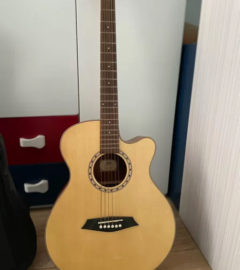 200元低价转让1000多的吉他，送琴包！...