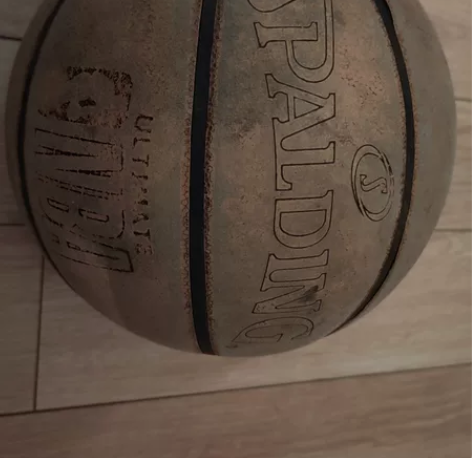 篮球2个，一个molten6号七成新，一个...