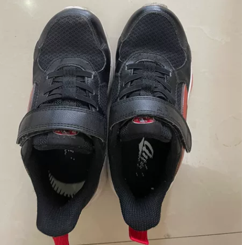 安踏专柜购入 33码 九成新 有点灰尘很正...