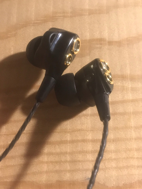 双动圈耳机。入耳式耳机。音质很好。是早期世...