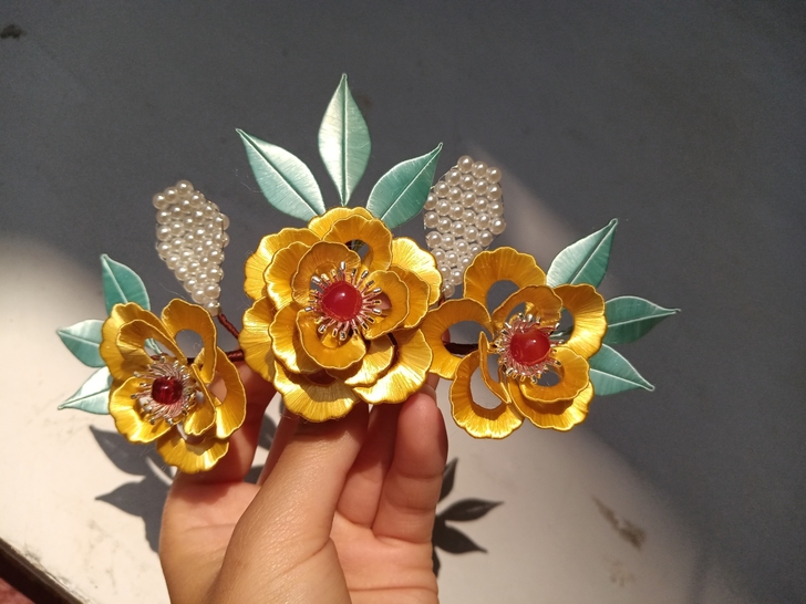 缠花发冠，手工制作，有瑕疵，介意勿扰。