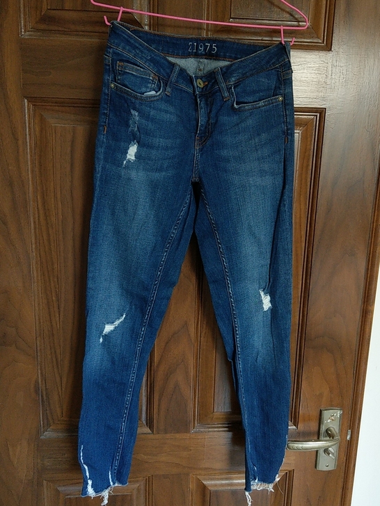 Zara1975限量破洞装饰修身弹力牛仔裤