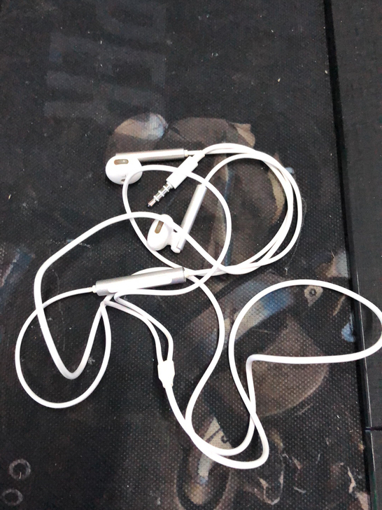 华为耳机，买手机赠品，正品使用过，轻微发黄...