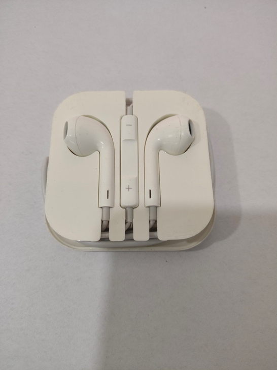 耳塞式耳机，全新未拆封，仅此一件，喜欢就拍