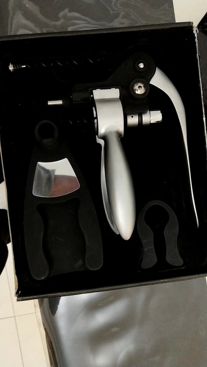 红酒开瓶器套装（四件套），全新，盒子有点旧...