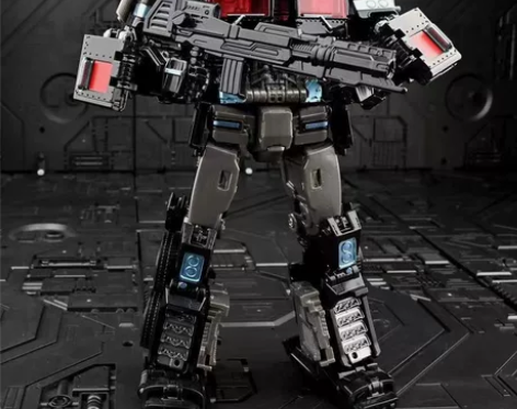 变形司令官擎天柱。此变形金刚前胸口是合金材...