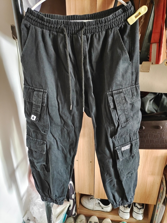 运动休闲裤，因为洗过之后就放在柜子里没管过...