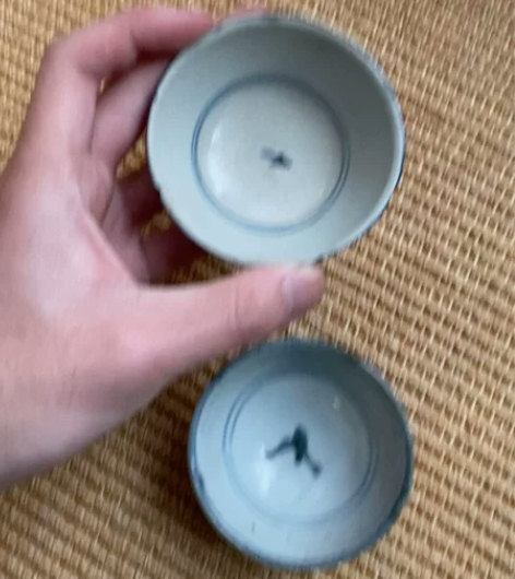 明代青花瓷铁线花芬小茶碗一对，一个有条惊釉...