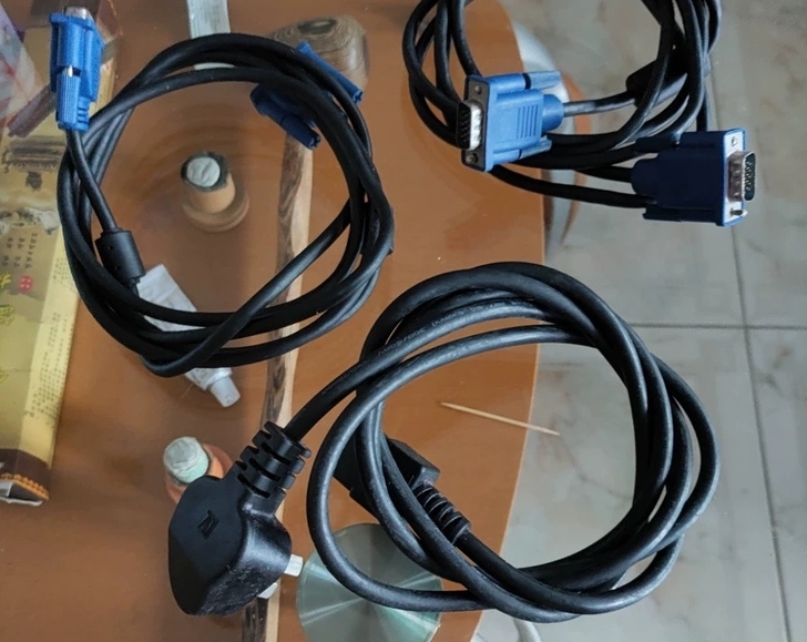 1根VGA显示器线，一根主机3pin电源线...