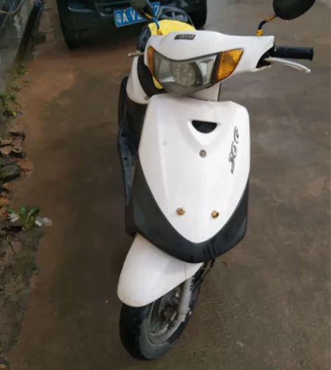 雅马哈女装踏板车，正常使用比废铁价高几十元...