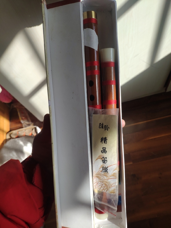 老公三分钟热度，买了两根笛子，黑色是C调的...