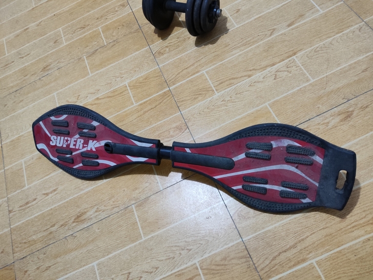 滑板，孩子不玩了，要的来拿，还很新的