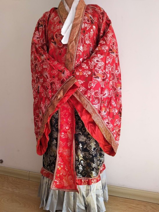 汉服穿上很贵气全新 自家影楼不做了全部甩货...