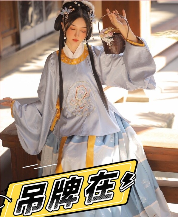 玉术圆领，仅试穿，吊牌未拆，L码，没有中衣