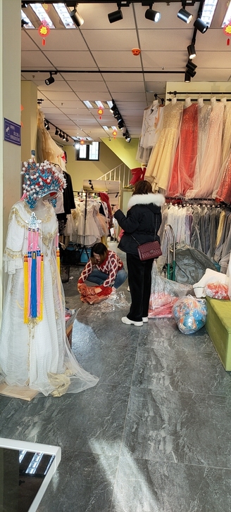 兰州安宁演出服装店,由于房租到期,服装白菜...