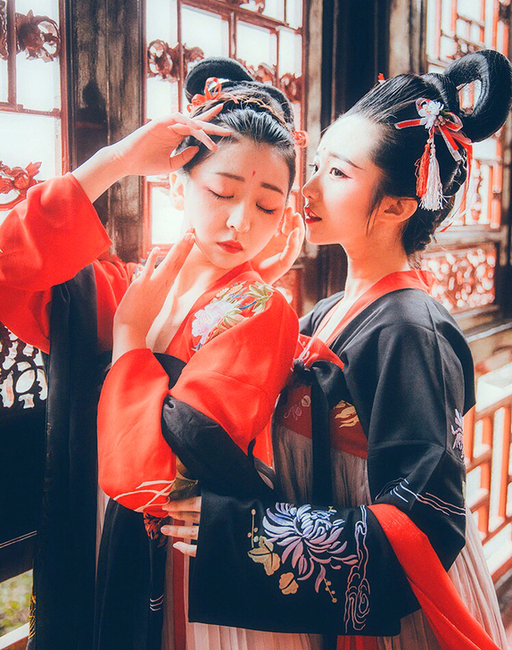 出，红色 风调雨顺汉服大全套