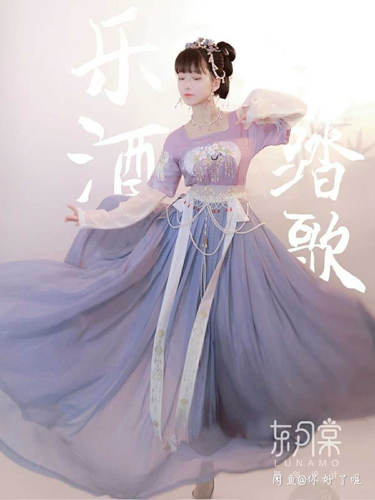 东月棠xs码整套，六米摆，穿过一次，算九成...