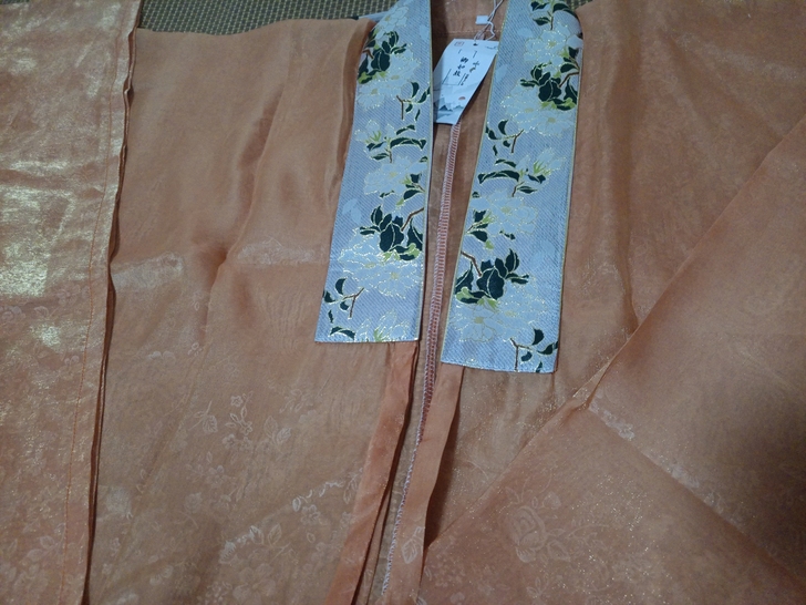 卿如故家的披风，橘黄色的，因为要搬家所以清...